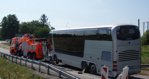 Polský autobus najel na svodidla na R48 u Frýdku – Místku