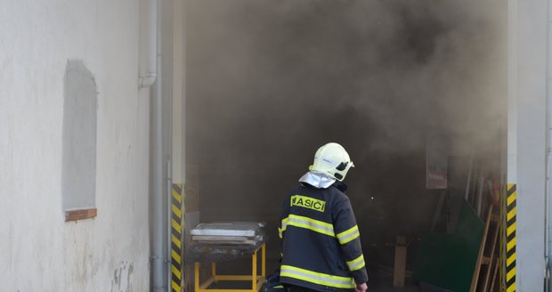 Složky IZS na Kladensku zaměstnal požár v truhlářství