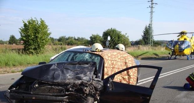 Řidič osobního auta nepřežil střet s dodávkou