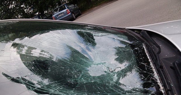 Výtržník rozbil betonovým odštěpkem čelní sklo osobního vozu