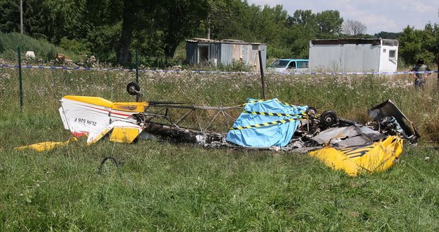 Při akrobatické soutěži v Kroměříži se zřítilo menší letadlo