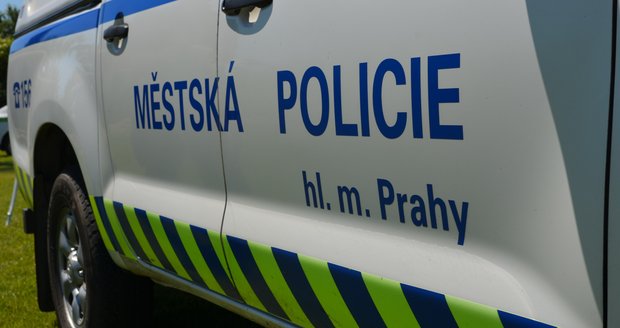 Opilý cyklista se pokusil ujet pražským strážníkům, při odbočování upadl