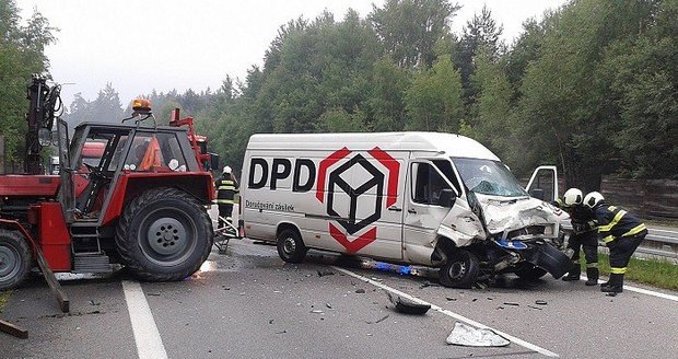 Složky IZS na Českobudějovicku zaměstnala nehoda traktoru s dodávkou