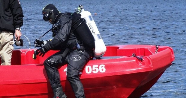 Mladík utonul v jezeře na Karvinsku, jeho tělo našli policejní potápěči