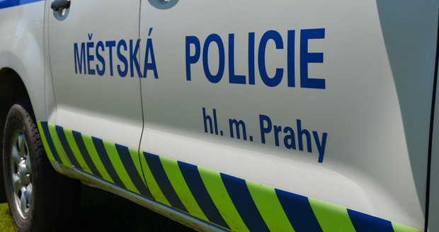 Strážníci z Prahy 3 zachránili z hořícího objektu dva muže