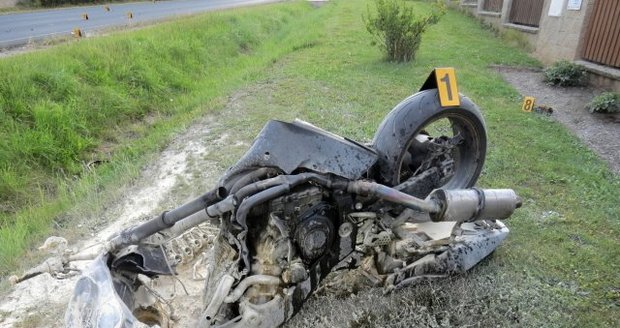 Motorkář při nehodě na místě zemřel, složky IZS zaměstnala také další vážná nehoda