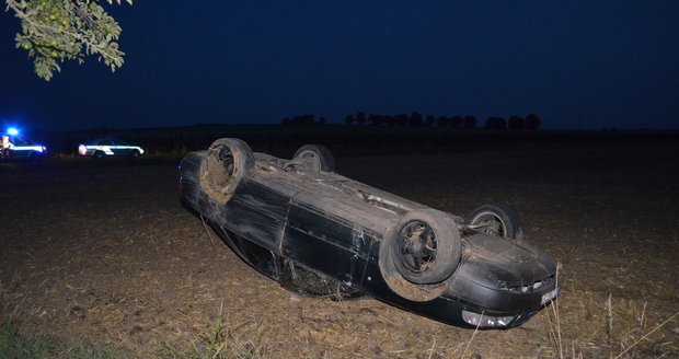 Ujíždějící řidič skončil s autem na střeše, poté se dal na útěk