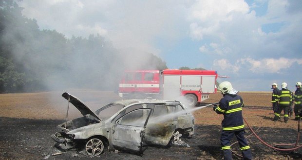 Jízda vozu po strništi skončila požárem