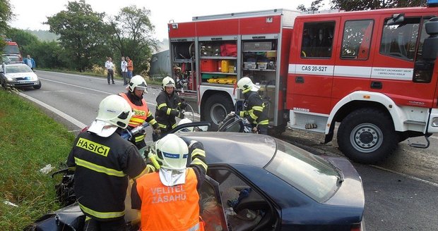 Po nehodě na Českolipsku museli hasiči vyprostit zaklíněného řidiče