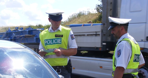 Policisté na Kladensku rozdávali řidičům nealko pivo