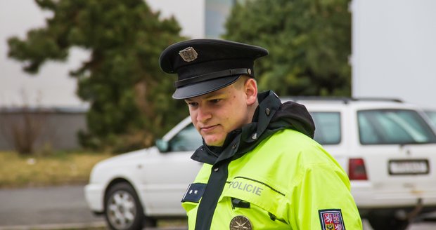 Muž pod vlivem alkoholu ujížděl policistům na Vysočině, neujel