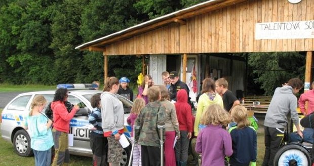 Policisté ze Zbraslavic navštívili děti na letních táborech