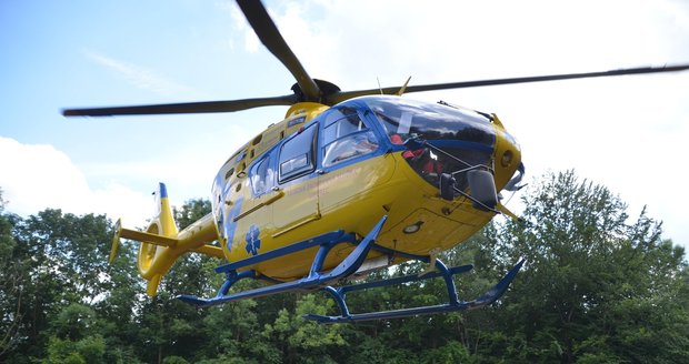 Při nehodě zemřel člověk, dalšího museli resuscitovat, dítě transportoval do nemocnice vrtulník