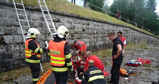 Motorkář spadl do přepadu z přehrady Souš, zasahovat musel vrtulník LZS