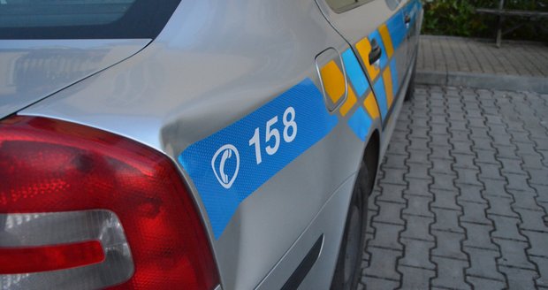 Opilý řidič náklaďáku naboural při couvání služební vůz PČR