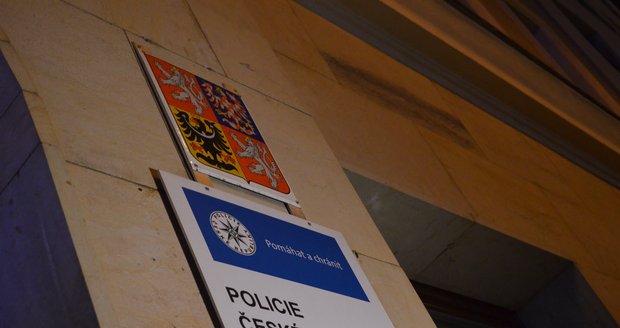 Opilý řidič se mstil policistům, naboural zaparkovaný vůz PČR a poté i projíždějící strážníky MP