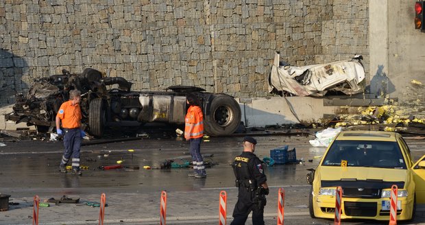 Při nehodě na Pražském okruhu zemřel řidič polského kamionu