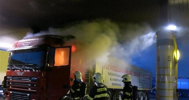 VIDEO: Složky IZS zaměstnal v Olomouci požár kamionu na čerpací stanici