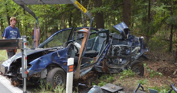 Dva lidé zemřeli při nárazu vozidla do stromu u Rakovníka