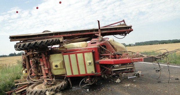 Složky IZS u Hradce Králové zaměstnala nehoda kamionu s traktorem