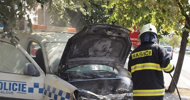 Hasiči v Hradci Králové likvidovali požár vozidla strážníků