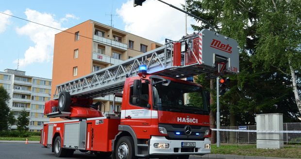 Hasiče, policisty a strážníky zaměstnal v Kladně požár rodinného domu