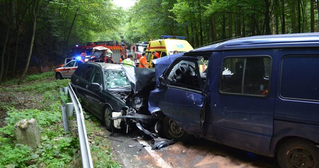 U vážné nehody dvou vozů u Štěchovic zasahoval vrtulník LZS