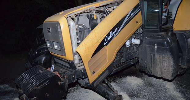 U Nymburka se střetl traktor s osobním vlakem