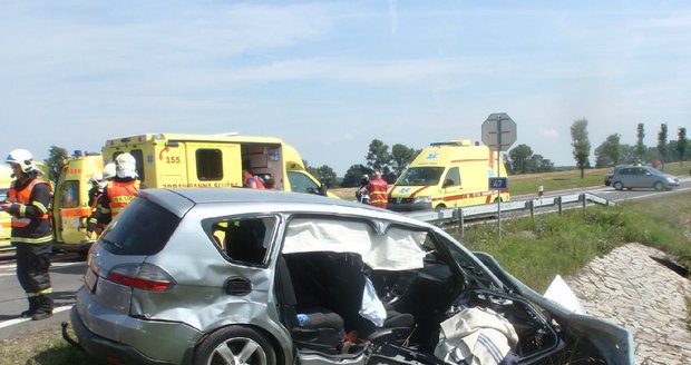 Při nehodě se na Kroměřížsku zranilo 10 lidí, poškozený řidič byl opilý