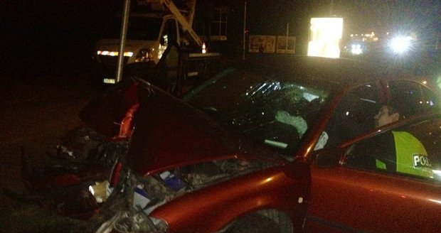 Opilá řidička nabourala v Hostivaři autem do sloupu