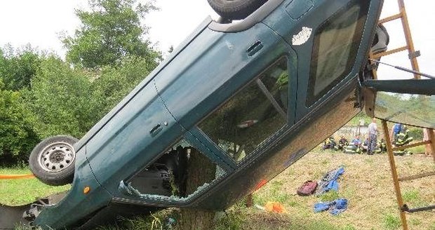 Řidič se 2,7 promile alkoholu skončil se svým vozem na střeše