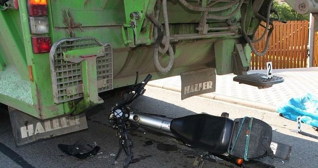 Motocyklista narazil zezadu do popelářského vozu, na místě zemřel
