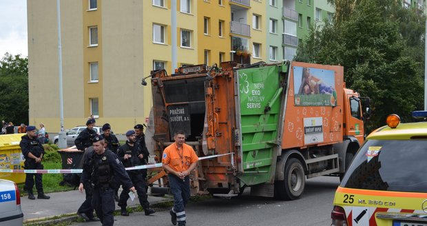 Pražské policisty zaměstnala krev vytékající s popelářského vozu