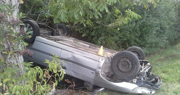 Osobní auto skončilo u Kladna na střeše, řidič z místa utekl