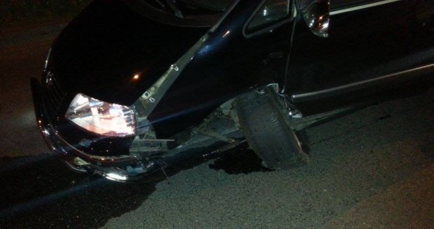 Řidič osobního auta naboural do betonových zábran, od nehody utekl