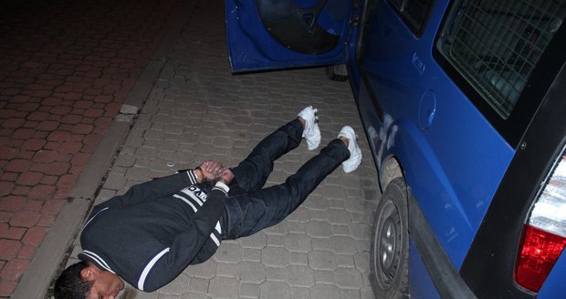 Policistům ujížděl zdrogovaný muž v odcizeném automobilu