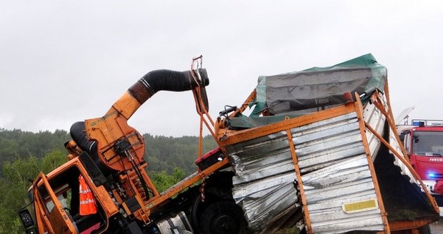 Na D5 došlo ke střetu kamionu s vozidlem údržby