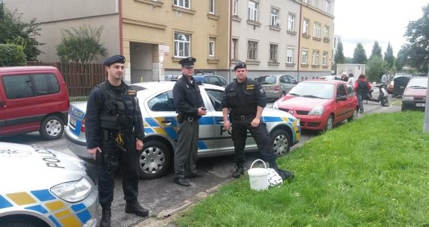 Muž s kbelíkem marihuany prchal před policisty v Českých Budějovicích