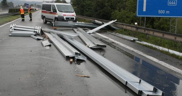 Řidič kamionu nezvládl řízení, vyjel ze silnice a narazil do stromu