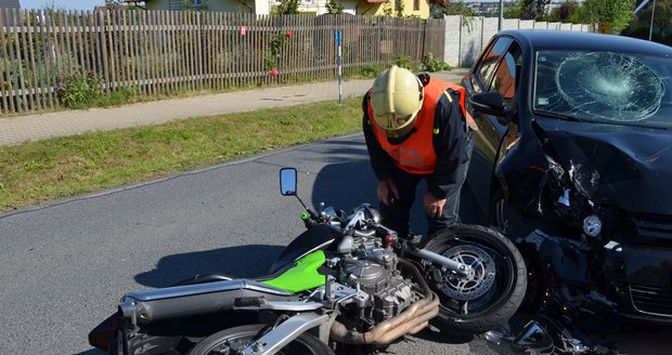 Složky IZS zaměstnala u Prahy nehoda osobního vozu s motocyklem