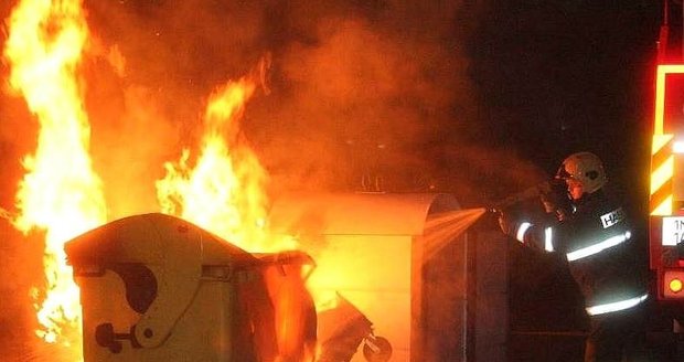 Pražští strážníci dopadli žháře, kteří zapalovali kontejnery