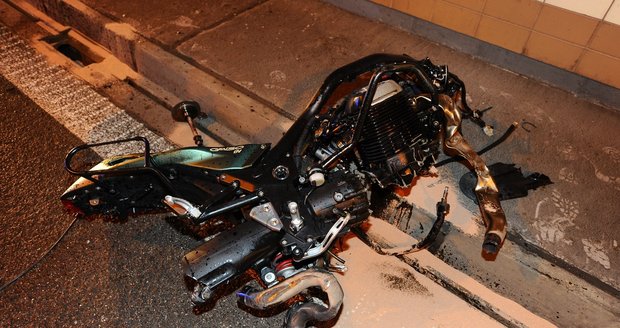 Při havárii motocyklu zemřel v tunelu Mrázovka mladý řidič