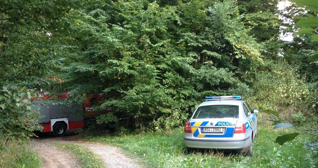 Policisty a hasiče na Slapech zaměstnal podezřelý sud