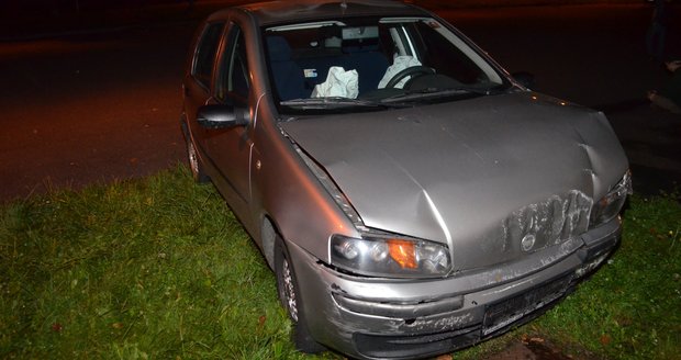 Mladý opilý řidič narazil čelně do hřbitovní zdi