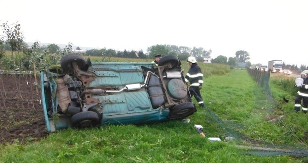 Řidička skončila po nehodě s osobním vozem v sadu