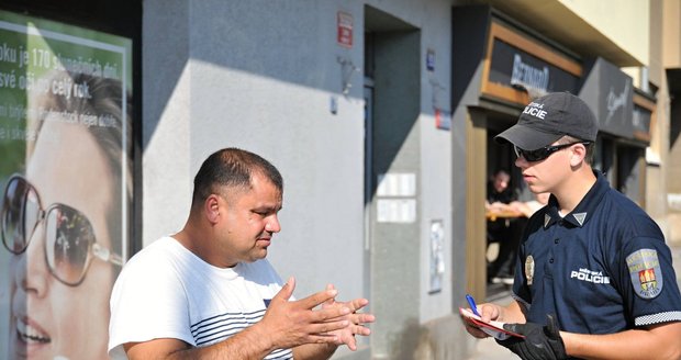 Strážníci z Prahy 3 zajistili cizince, který vybíral peníze na údajnou charitu