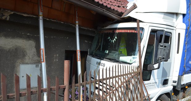 Hasiče i báňské záchranáře zaměstnala nehoda nákladního vozu, který narazil do domu