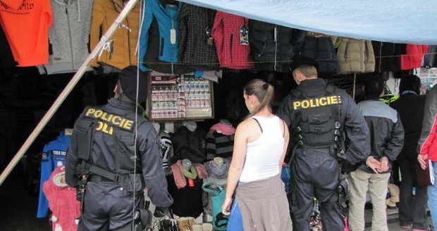 Na tržnici v Aši proběhla rozsáhlá policejní akce
