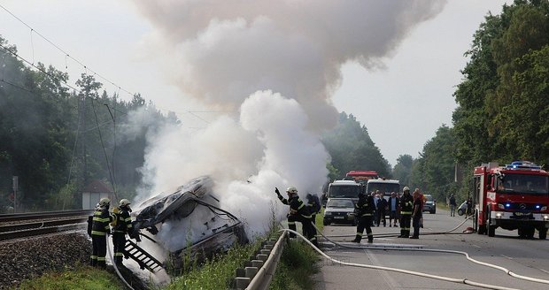 V hořícím autobuse po nehodě zemřeli dva lidé