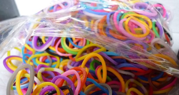 Ruzyňští celníci zajistili padělky 24 tun barevných gumiček